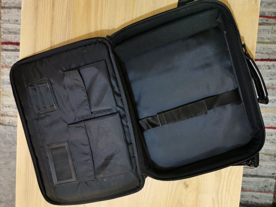 Czarna torba na laptopa, dużo kieszeni