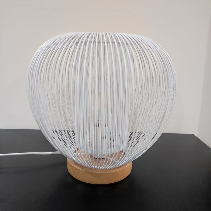 Candeeiro branco redondo