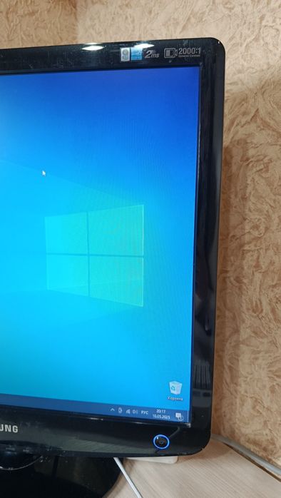 Монітор 19 дюймів.