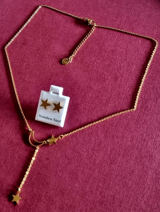 Conjunto dourado (colar e brincos), em aço, com estrelas e uma meia lua.