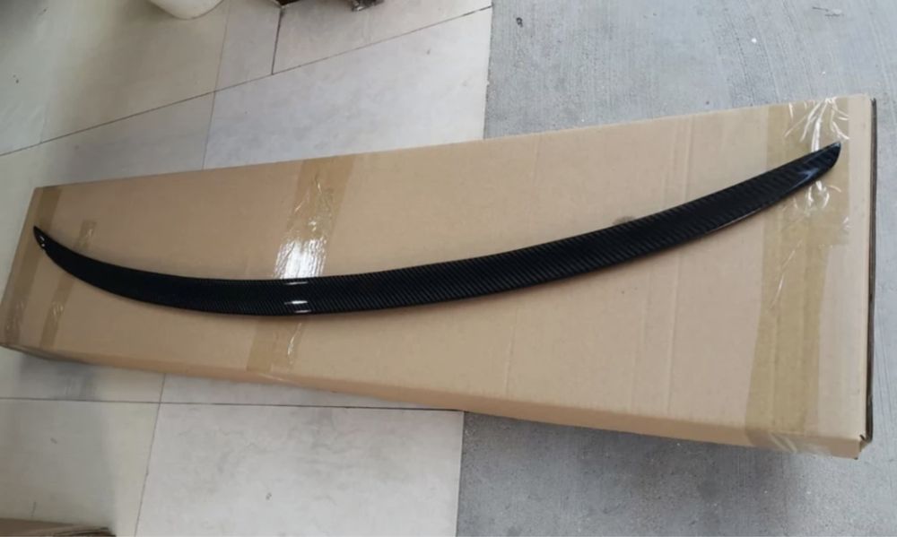 Spoiler em fibra de Carbono