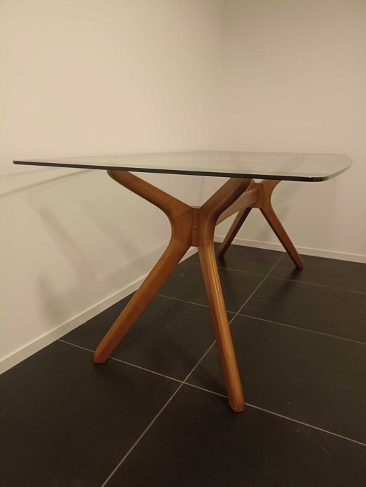 Mesa e cadeiras de sala de jantar