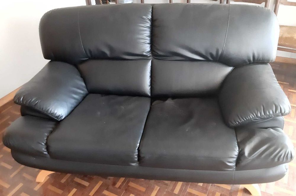 Conjunto de Sofás 2 e 3 lugares. Com estofo original em Napa e pés frontais em madeira.