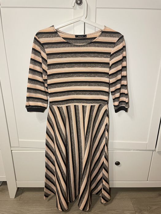 Dzianinowa kolorowa sukienka w paski Reserved do połowy łydki S 36