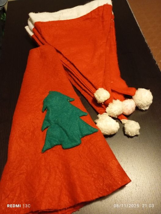 Gorros de natal e base para árvore