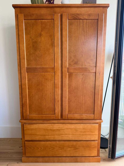 cómoda castanha de madeira maciça