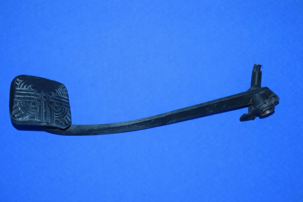 Ручнік, педаль гальма, педаль газу, ручка КПП