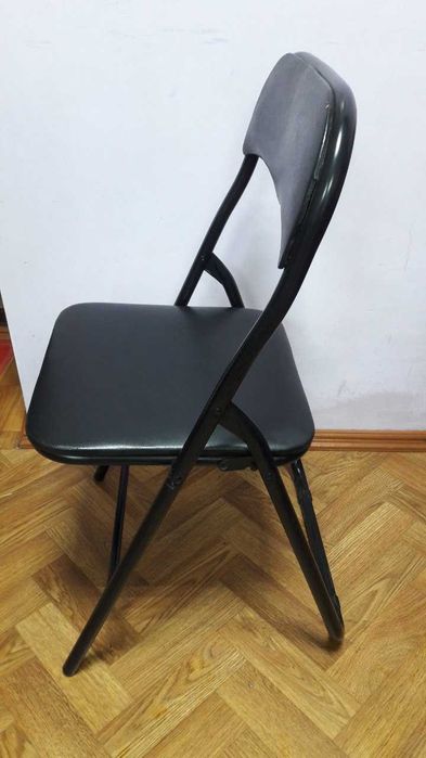 Стільці розкладні, чорні та дерев'яні