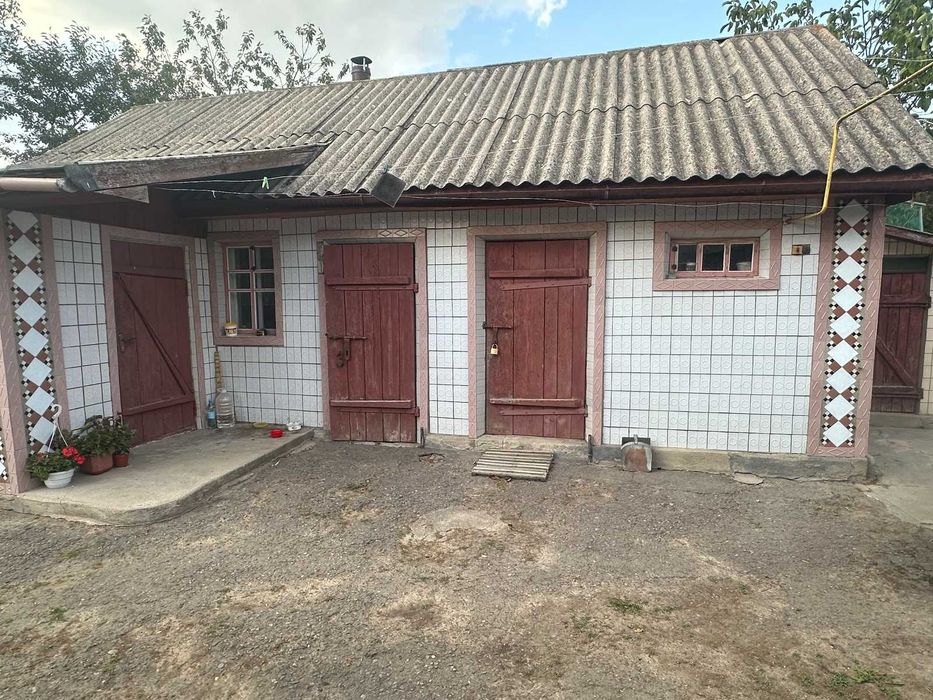 Продаж будинку в Сутисках