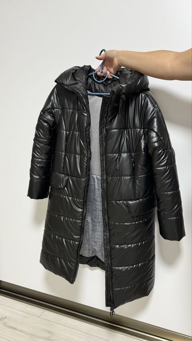 Нове чорне зимове пальто.