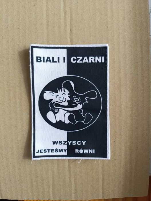 Naszywka: biali i czarni wszyscy jesteśmy równi