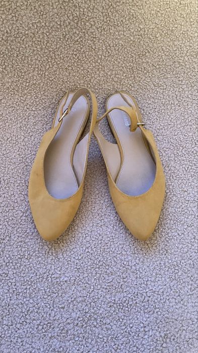 Лодочки в розмірі 36 на 23 см в хорошому стані колір горчичний