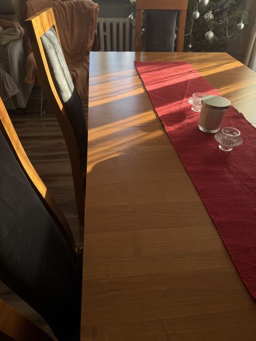 Duży stół z krzesłami