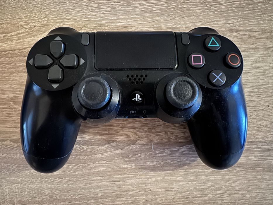 PlayStation 4 slim 1TB  plus oryginalny pad i dwie gry