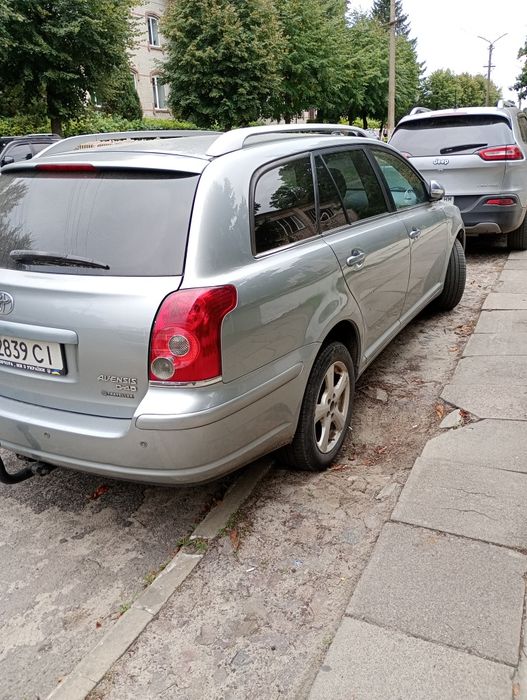 Тайота авенсіс в рестайлі