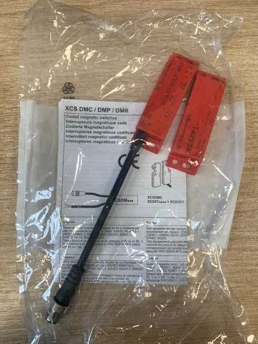 Safety magnetic switch XCSZP501L01M12