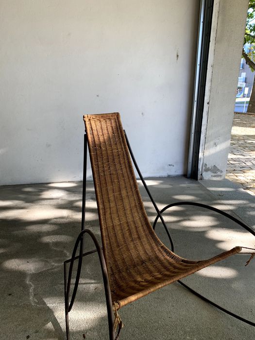 Cadeira de baloiço vintage em vime e ferro