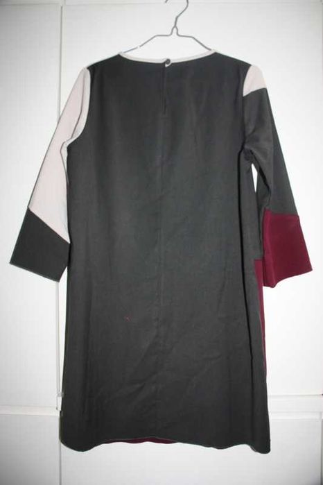 Vestido branco neve, cinza e bordeaux da ZARA tamanho M-L