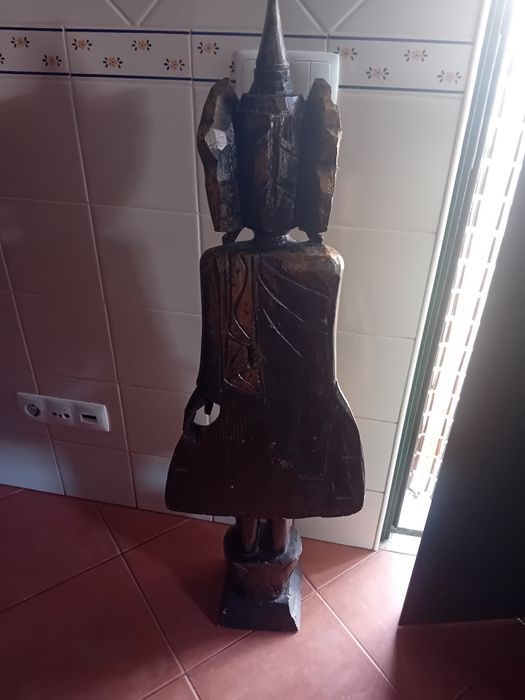 Estatueta Buda em.madeira esculpida