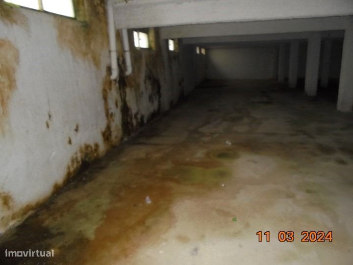 Armazém com 400 m2 junto ao Pingo Doce da Guarda Gare