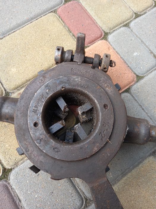 Клупп для нарезки резьбы и лерка