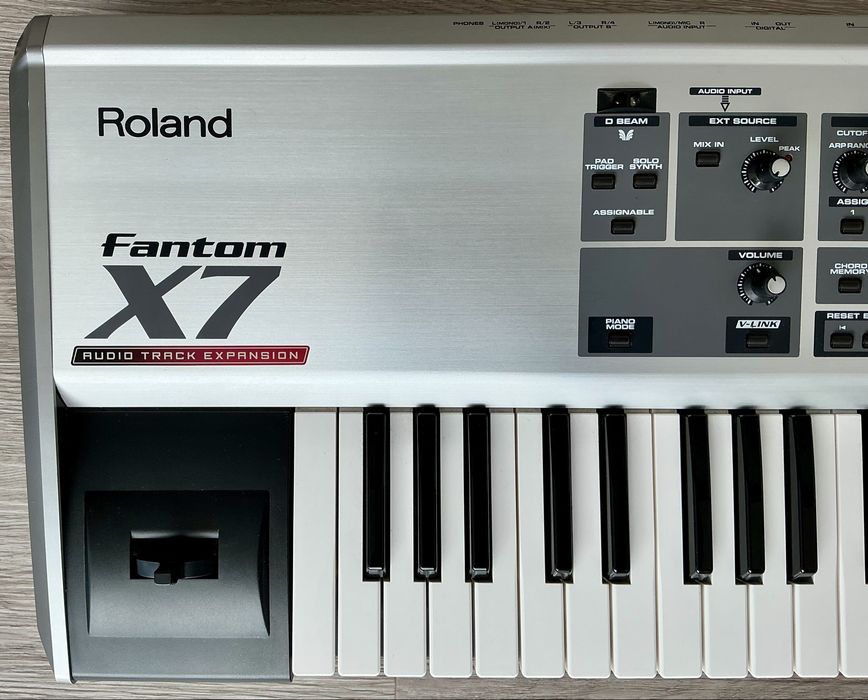 Roland Fantom X7 – Workstation Profissional | Extras Incluídos