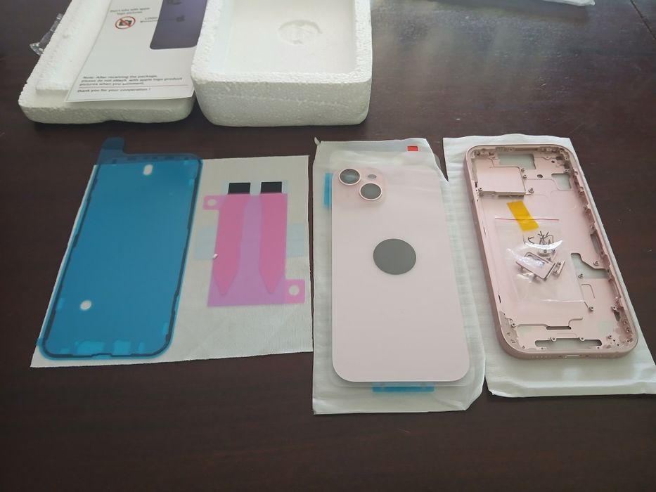 Aro central e capa traseira rosa para iPhone 15
