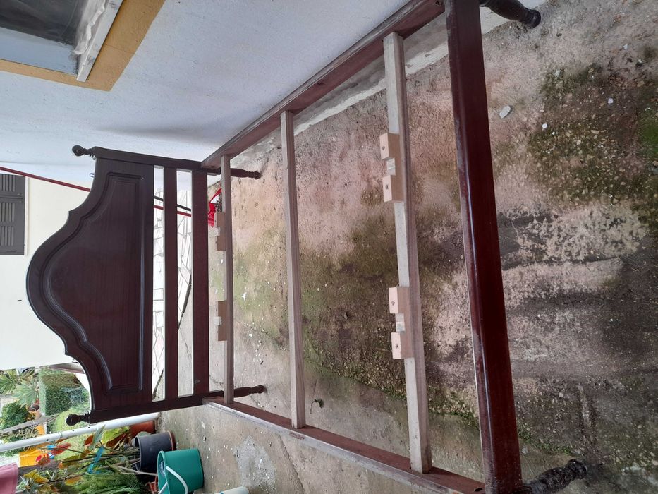 Cama de madeira maciça