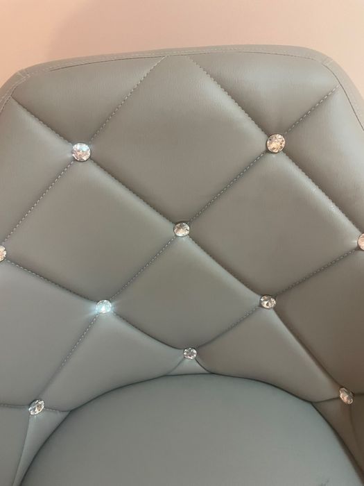 Eleganckie krzesło kosmetyczne glamour