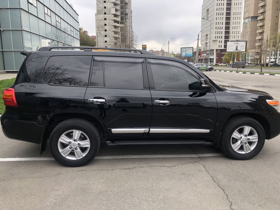 Продам автомобіль Тойота 200