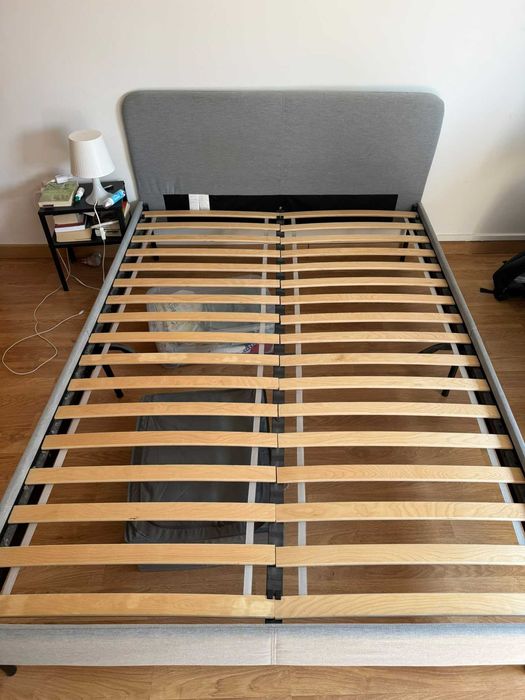 Cama de casal IKEA 140x200 + colchão + estrado