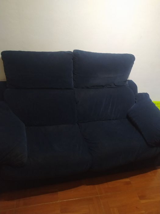 Um sofá em bom estado de 2 lugares.