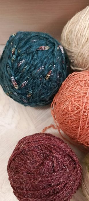 Нитки для вязания шерсть.