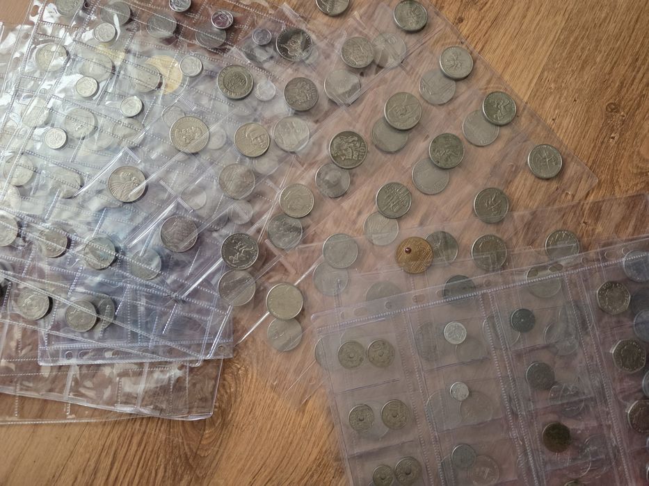 8 klaserów   banknotów  i bilonu pus srebrne