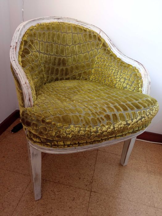 Cadeira "senhorinha", antiga e restaurada forrada a tecido verde.