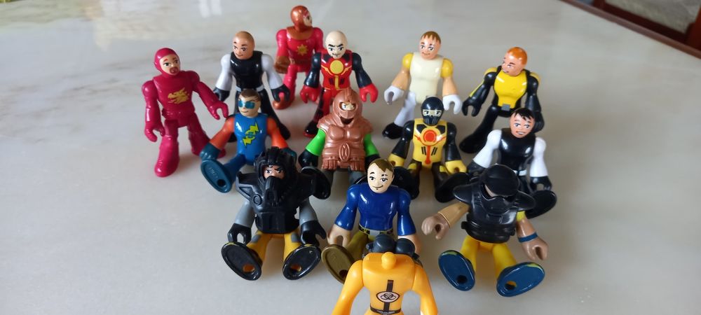 14 figuras super heróis