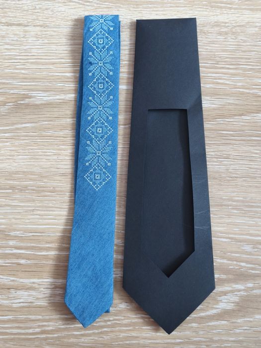 Тонка вишита краватка