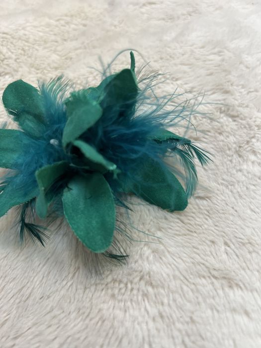 Piękna spinka z piórkami i