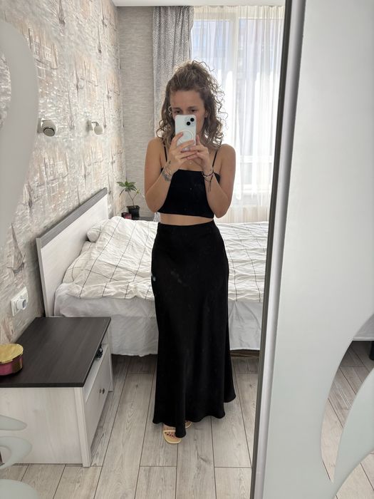чорна сатинова спідниця