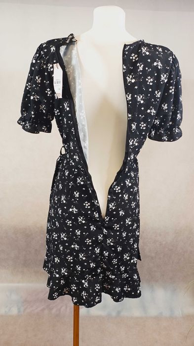 Nowa Piękna Sukienka z falbaną S/M Kopertowy Dekolt Kobieca i Stylowa