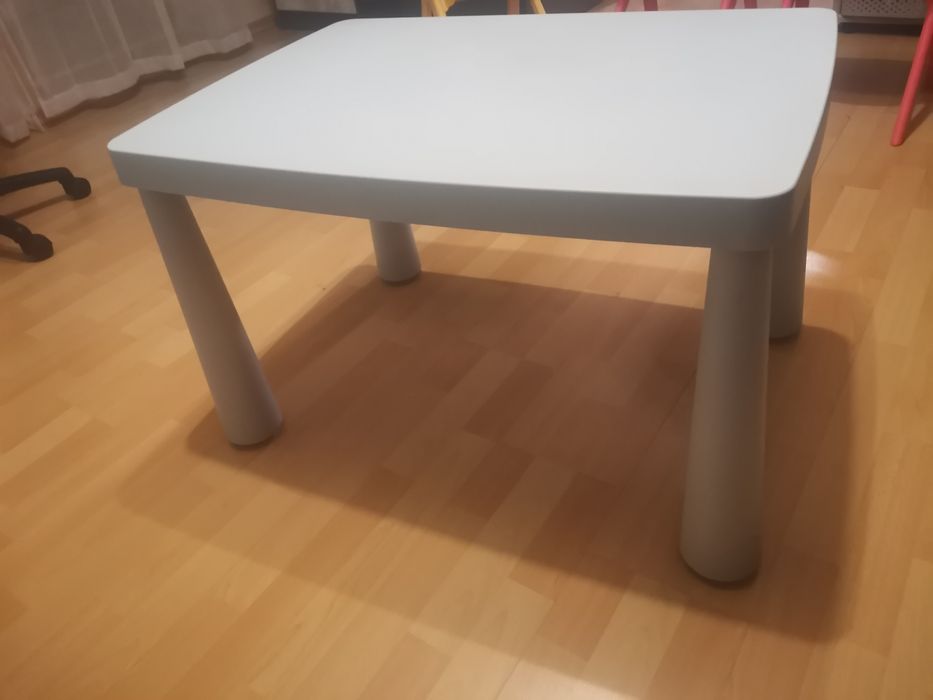 Stolik dziecięcy z krzesełkami