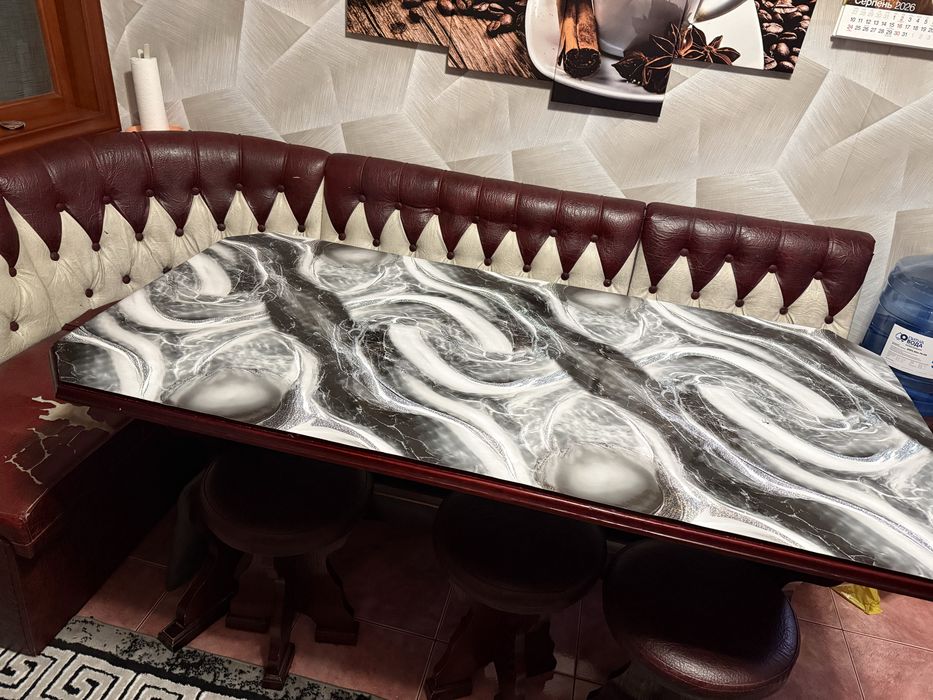 Продам уголок з кухонним столом