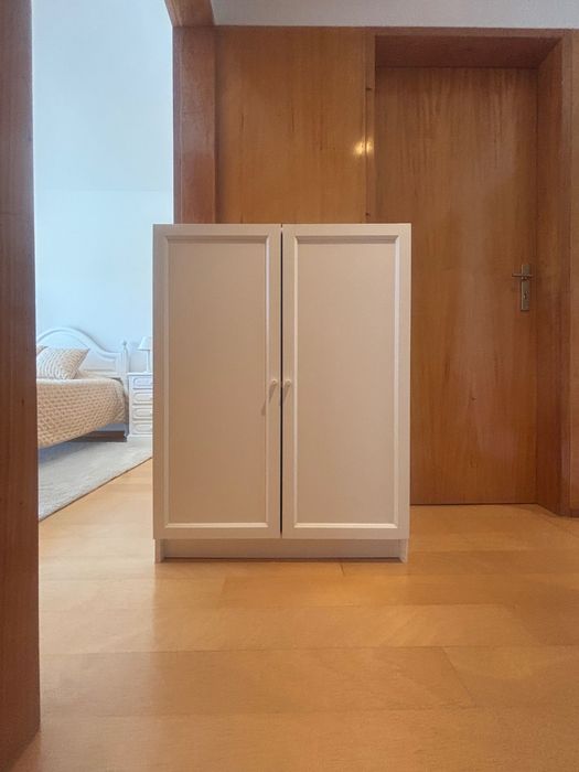 Móvel branco Billy com portas