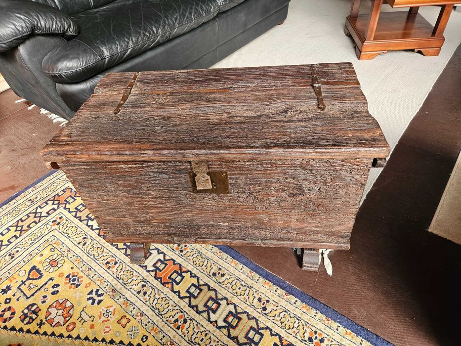 Cómoda / Baú muito antigo - Ideal para decoração - Bom estado geral
