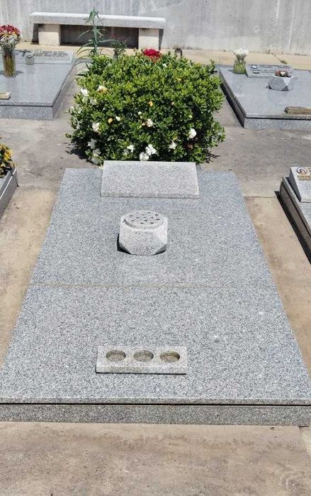 Vedo uma campa nova com jazigo moderno no cemitério na freguesia de Cambeses Barcelos