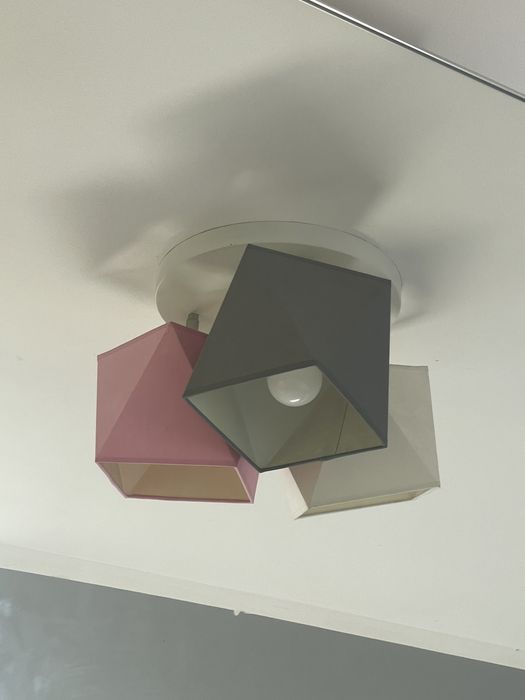 Kinkiet i żyrandol do pokoju dziecka