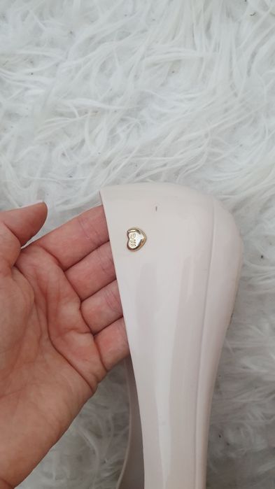 Buty Melissa 38 beżowe z czarnym kwiatem