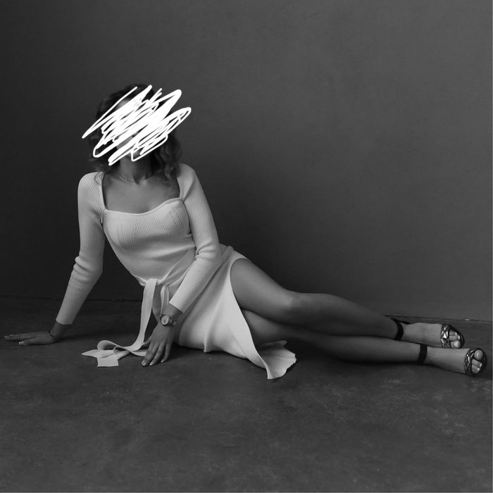 Сукня в рубчик, виріз, біла