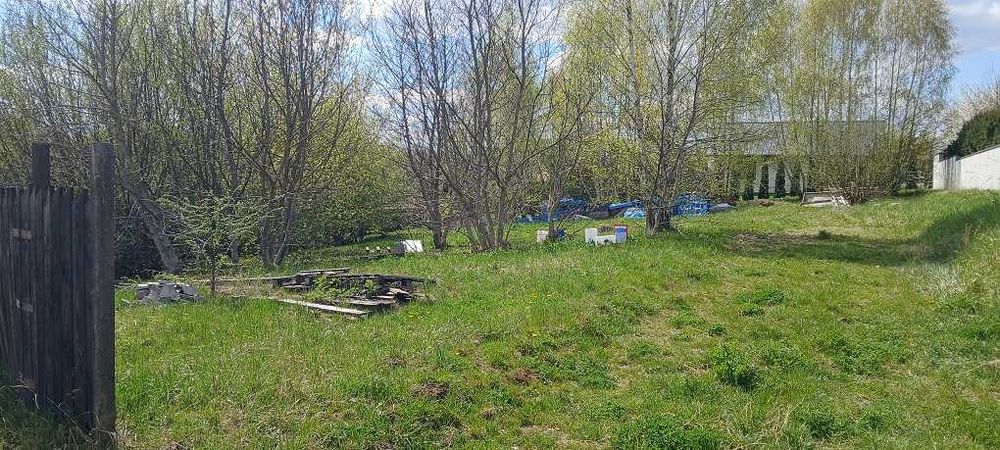 Działka Opatów; na osiedlu domów jednorodzinnych.