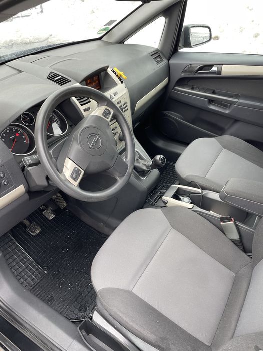 Opel Zafira.               .